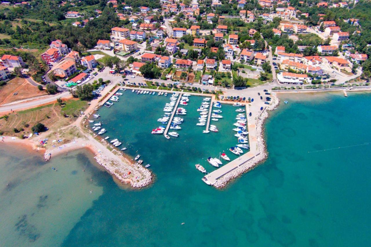 Apartments With A Parking Space Cizici, Krk - 15415 Malinska Exterior foto